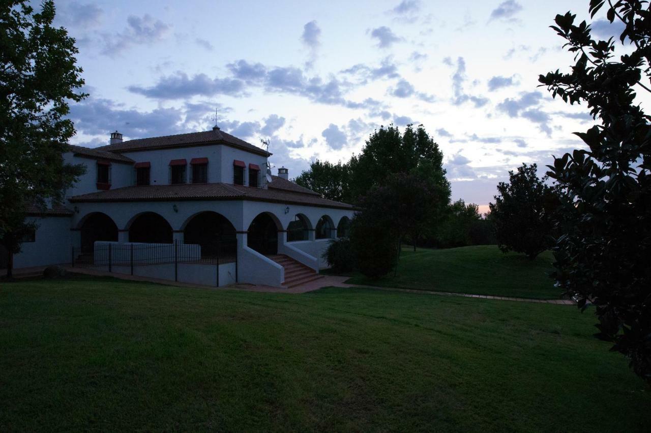 Hotel Rural Las Tejuelas Valdecaballeros Exterior foto